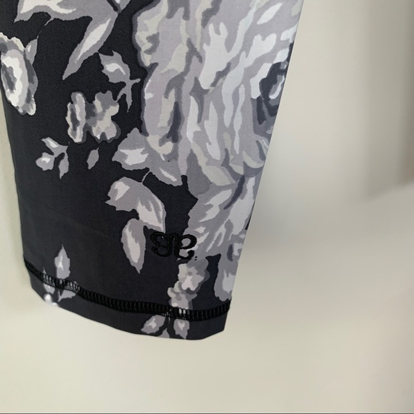 Albion Dark Gray Leggings w/Vintage Rose Pattern Size S - Picture 5 of 6